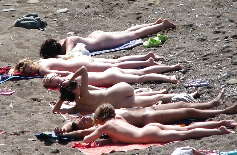 25P BeachVoyeuR 5 - Girls Together on Beach - BVR