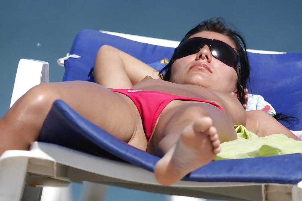 17P Beach Voyeur 2 hot friends 