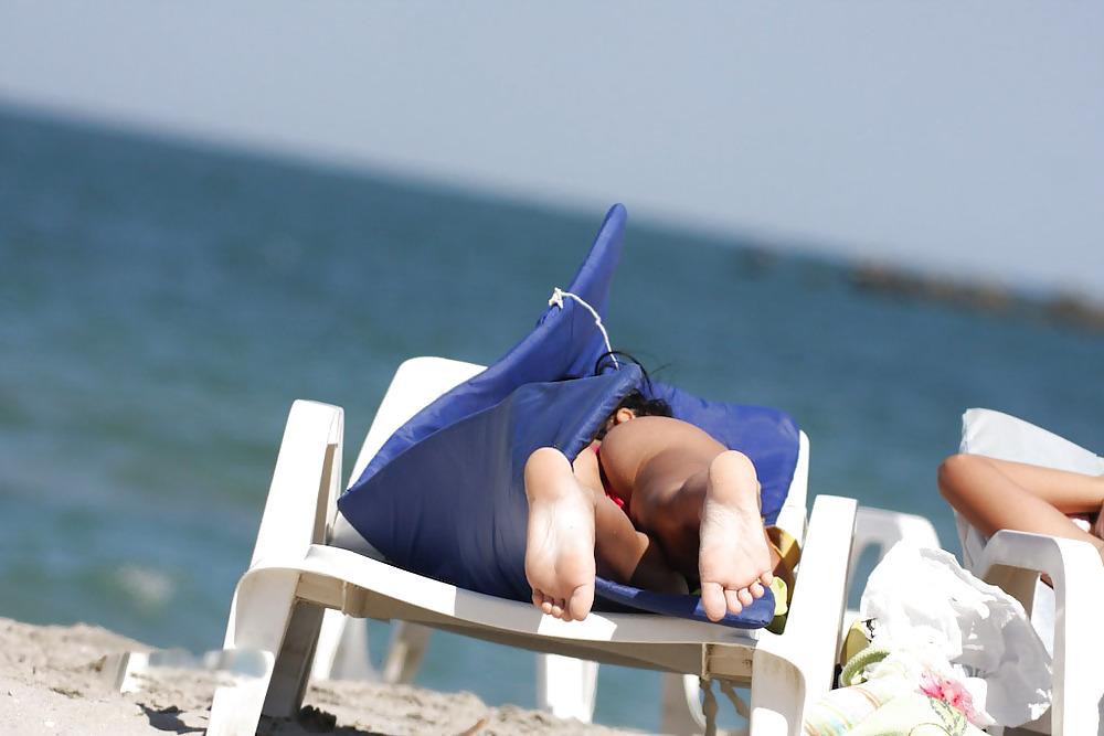 17P Beach Voyeur 2 hot friends 