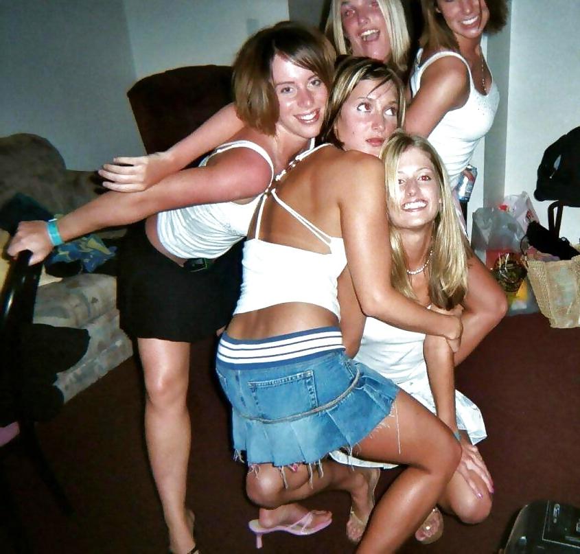 25P Flashing girls and cumshots.