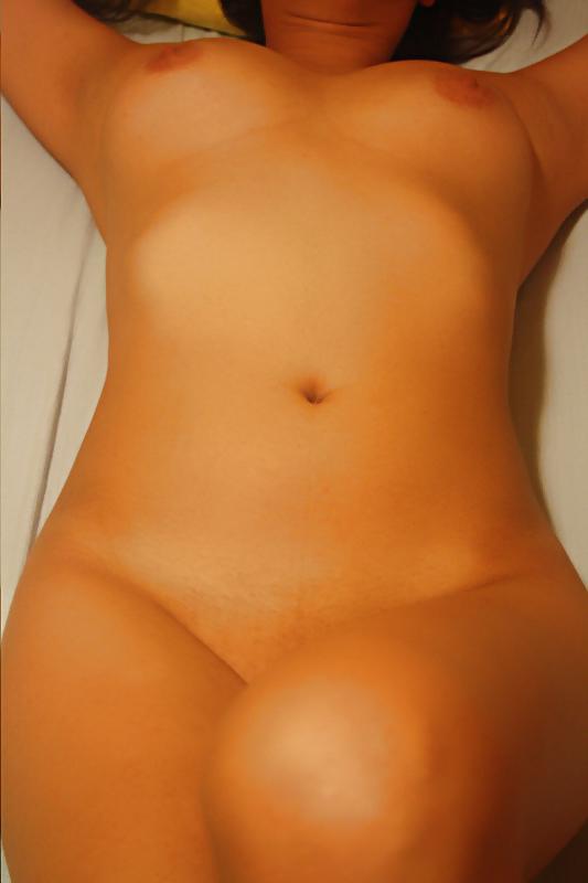 25P Horny mature loves to flash pussy