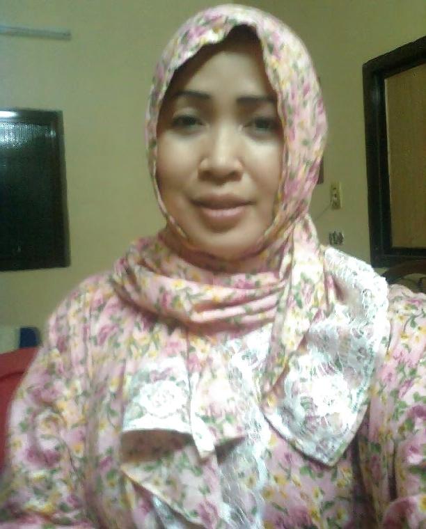 10P Indonesian - sexy milf