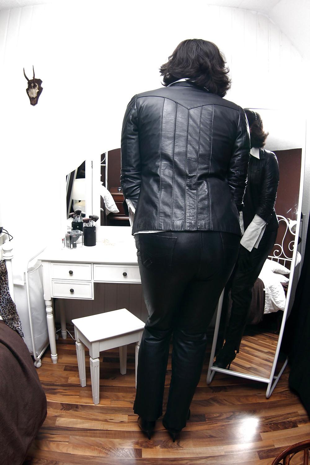 11P Full leathered secretary leather slut
