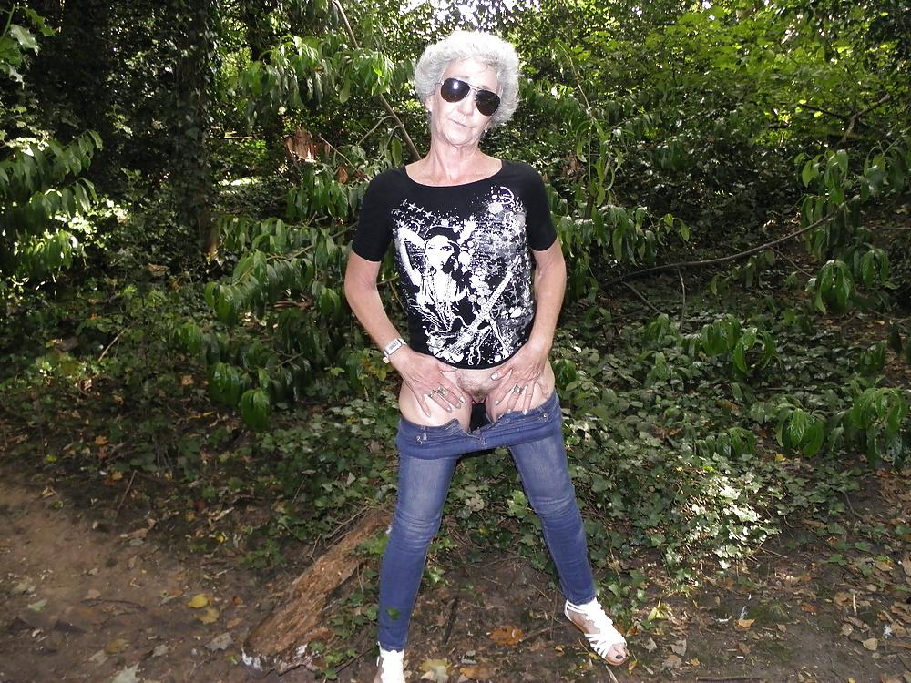 5P Aine outside flashing lol