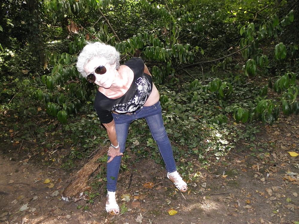 5P Aine outside flashing lol