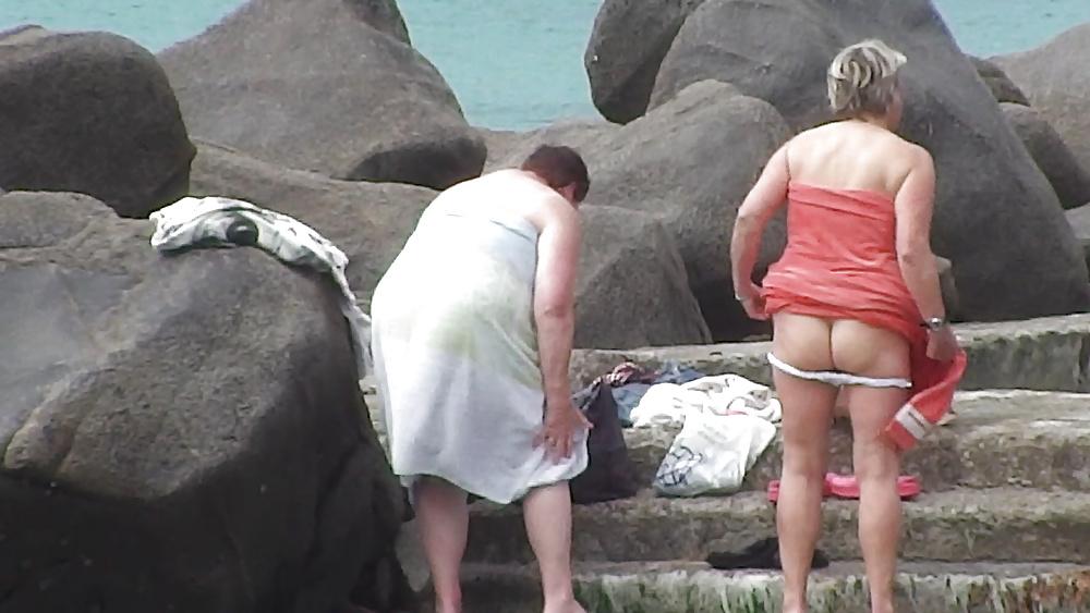 7P 2 grannies on the beach