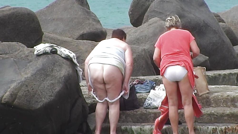 7P 2 grannies on the beach