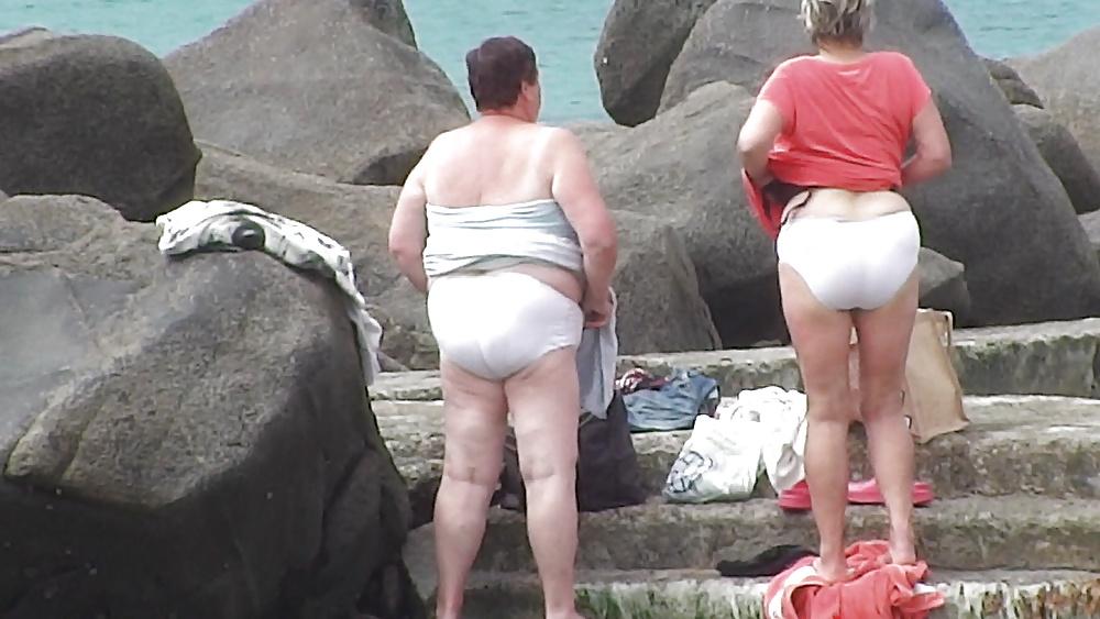 7P 2 grannies on the beach