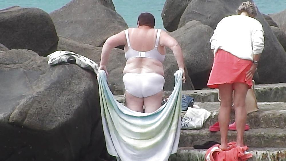 7P 2 grannies on the beach