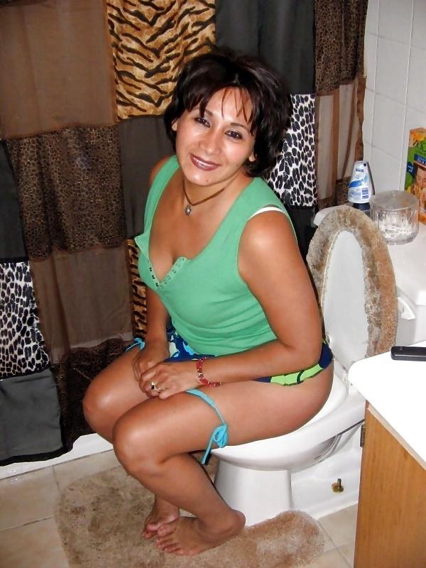 25P Mature milf wife granny candid bathroom pics