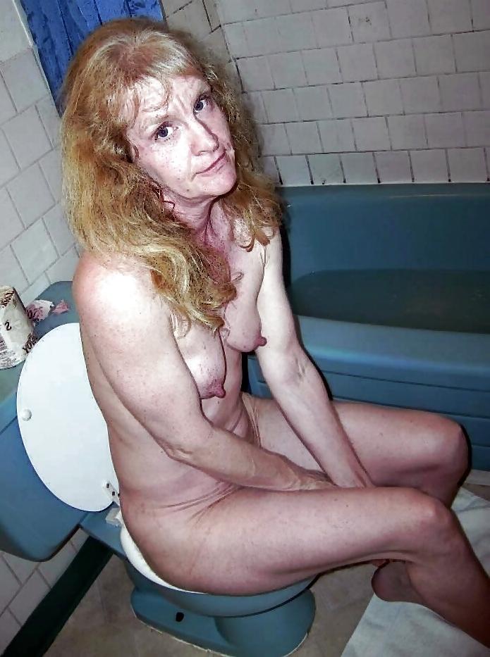 25P Mature milf wife granny candid bathroom pics