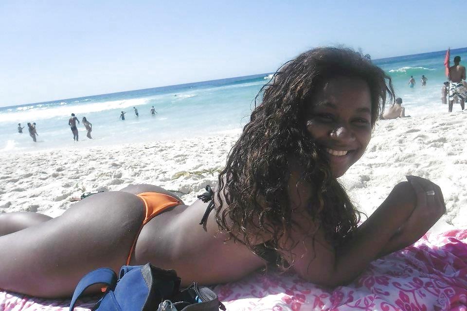 25P Brazil Favela Thick Brown Girls-  Fat Ass Beach Culos Latino