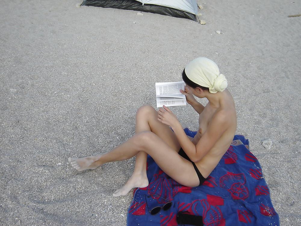 24P Topless am girls beach