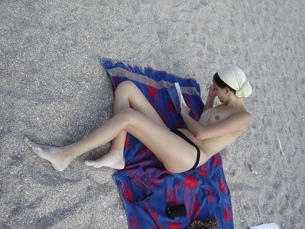 24P Topless am girls beach