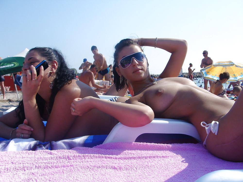 24P Topless am girls beach