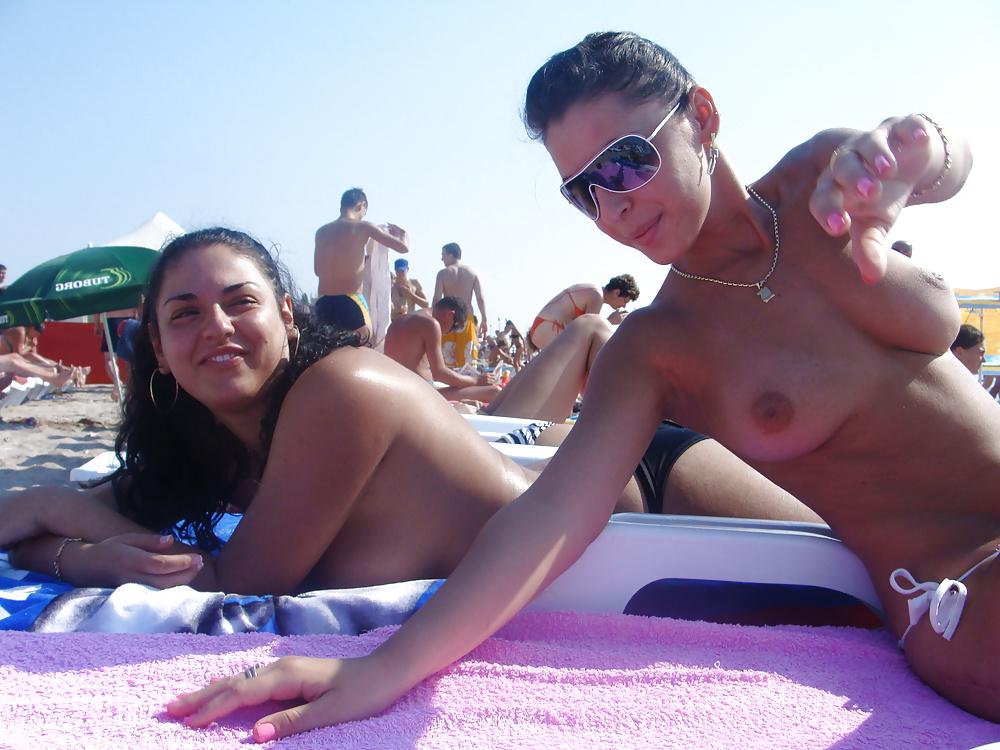 24P Topless am girls beach