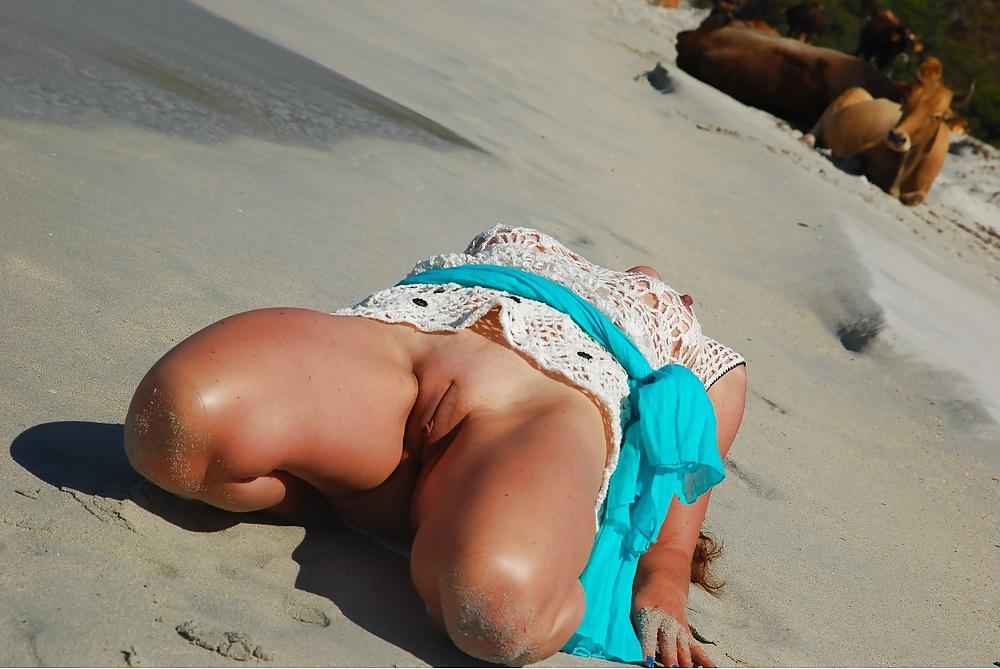 7P Milf exhibition at the beach