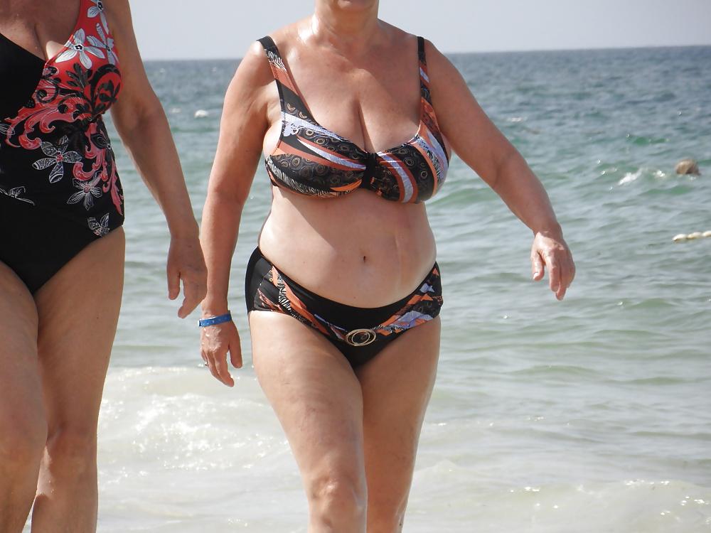22P Voyeur pics beach holiday 2014