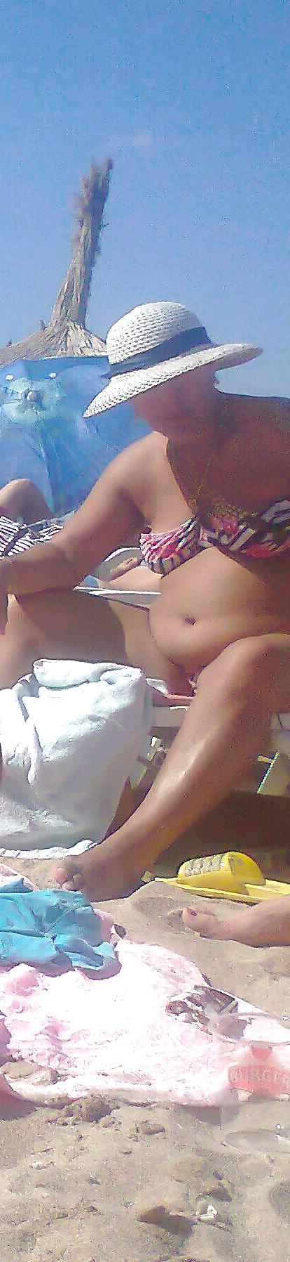 22P Spy summer beach mature romanian