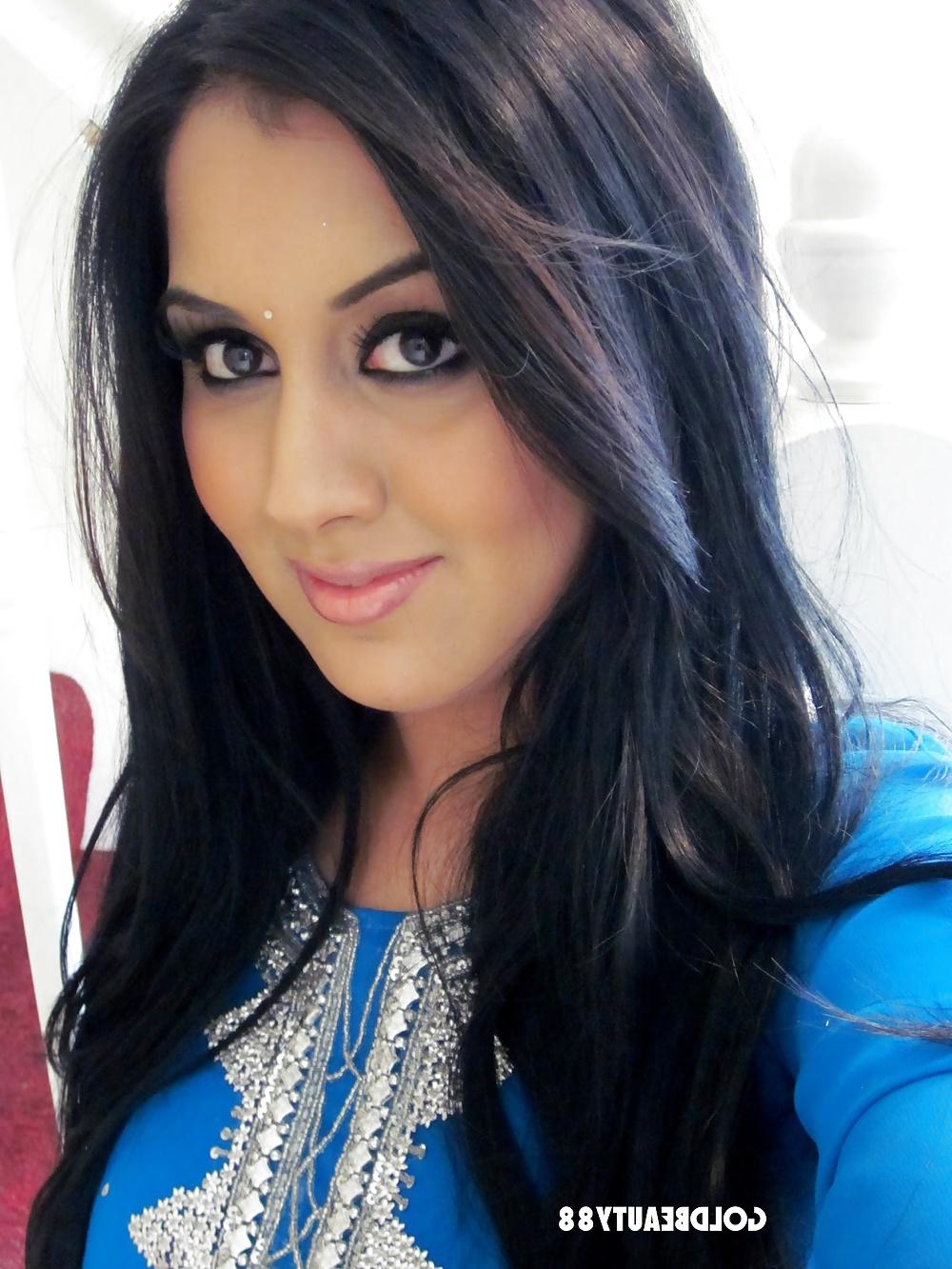 25P Mevish: Young Pakistani Milf -FOR COMMENTS