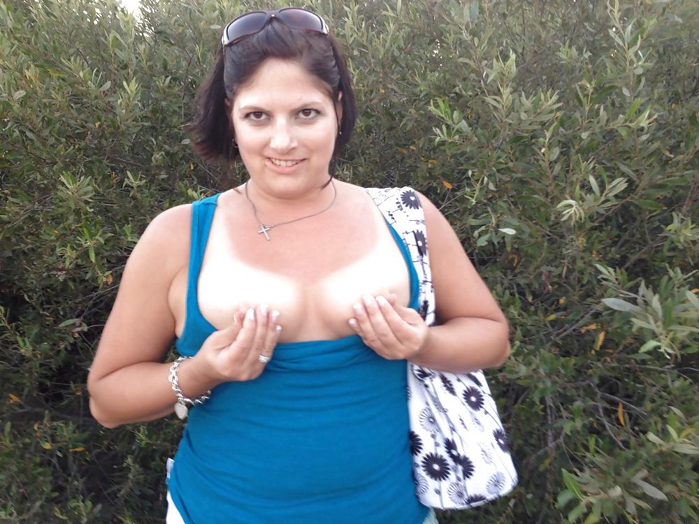 25P She likes to flash...