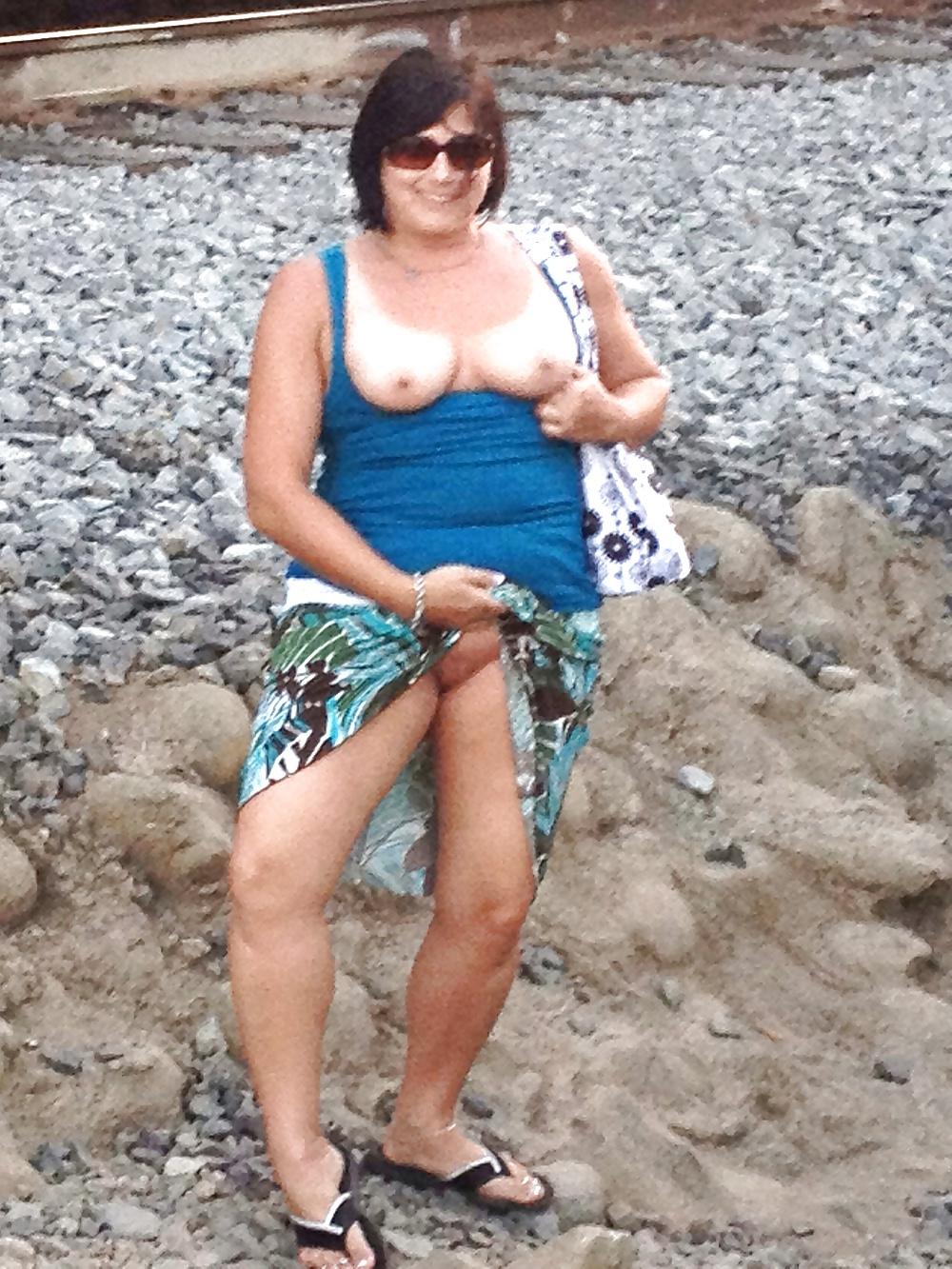 25P She likes to flash...
