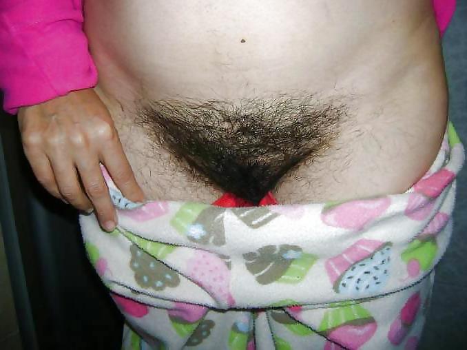 24P Revealing a hairy pussy