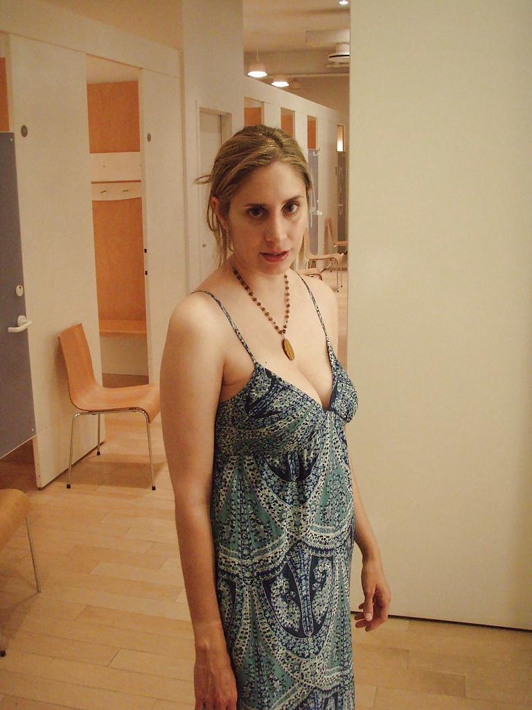 8P Sexy woman revealed in public