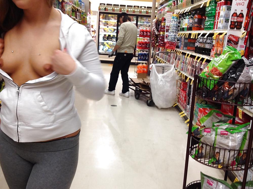 25P Nude Girls of Walmart