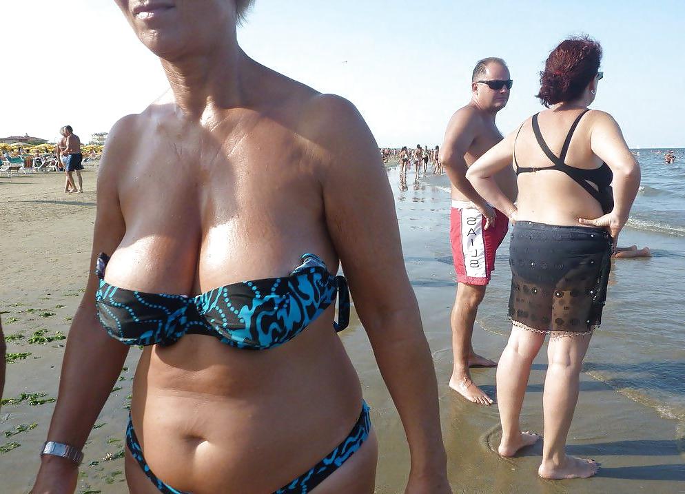 25P Beach mature really woman!Comment