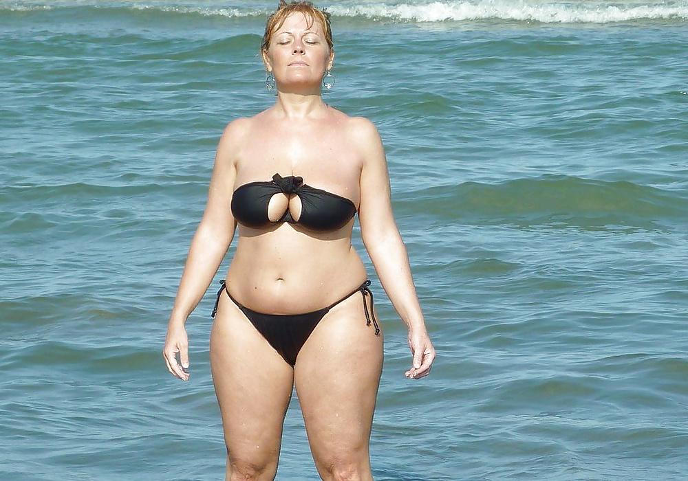 25P Beach mature really woman!Comment