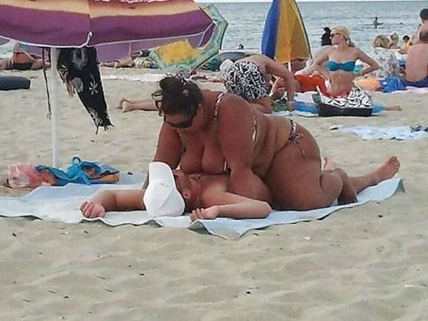 12P NICE SEXY BBWS ON THE BEACH 