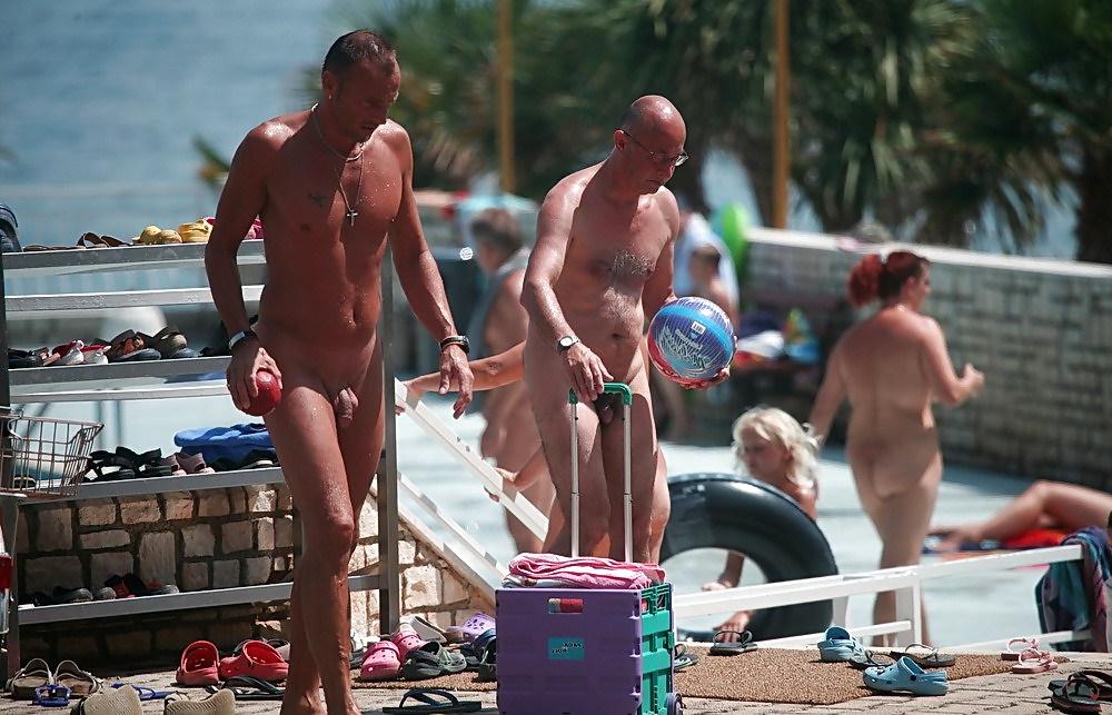 19P Nackt am Strand und am Pool