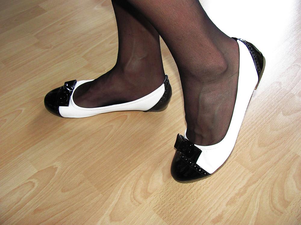 25P Pantyhose woman in shoes and flats 