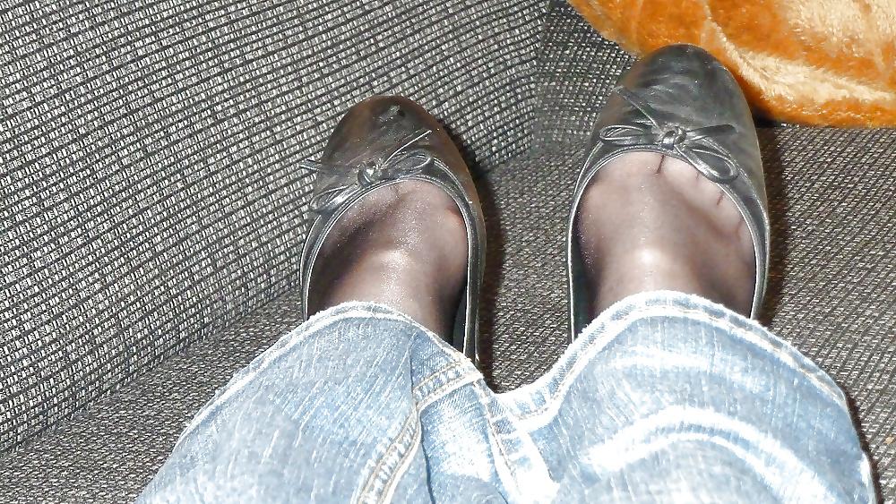 25P Pantyhose woman in shoes and flats 