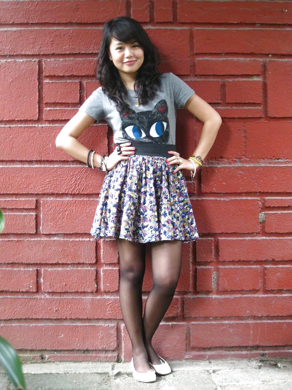 25P Pantyhose woman in shoes and flats 