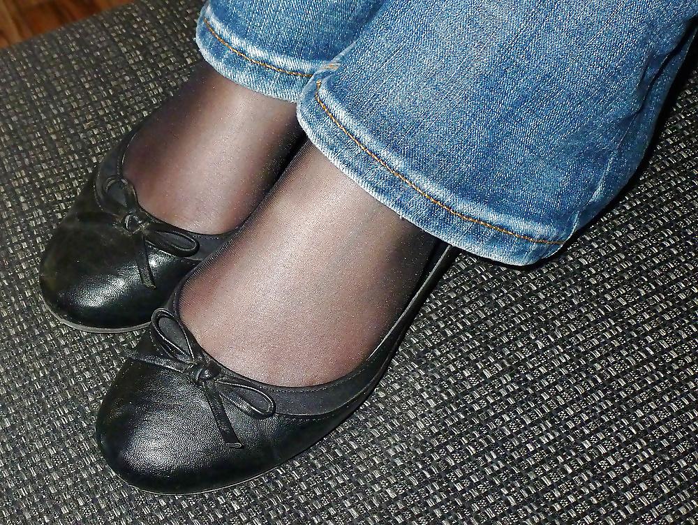 25P Pantyhose woman in shoes and flats 
