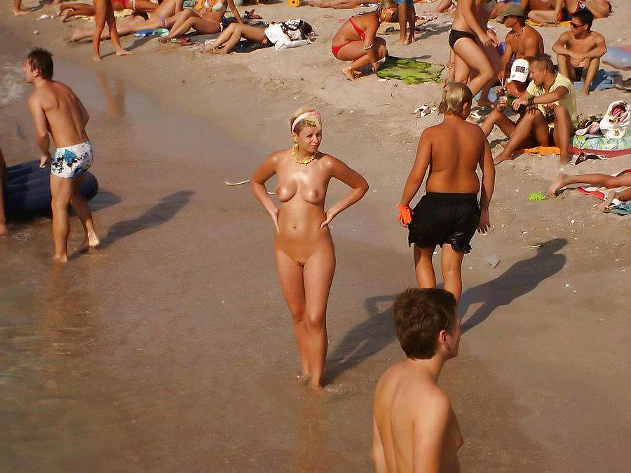 25P More Nudist Beach Blondes