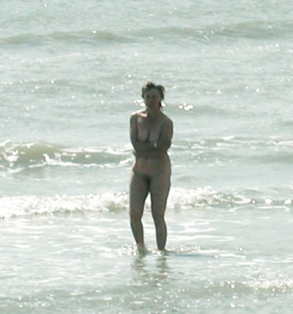 10P NUDE ON THE BEACH