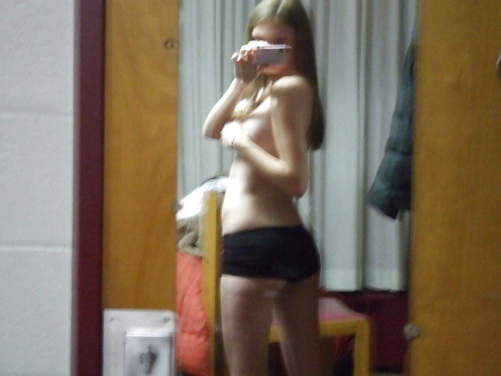 25P Teen college girl pose guck suck lingerie