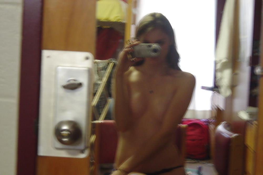 25P Teen college girl pose guck suck lingerie