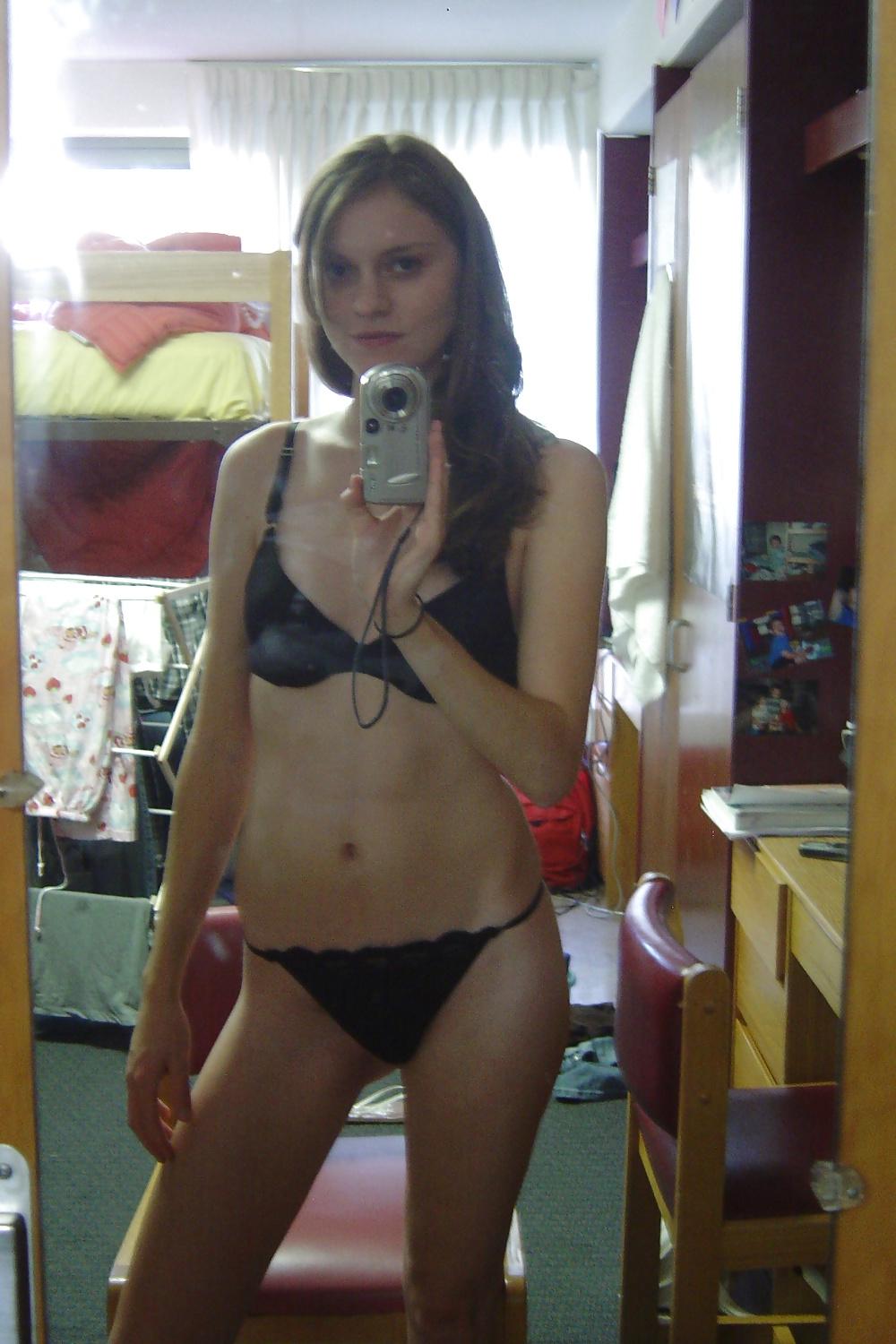 25P Teen college girl pose guck suck lingerie