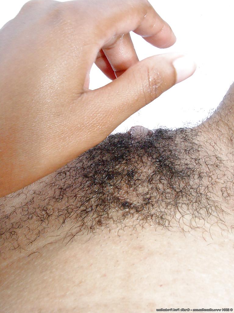 25P Chole displaying her ebony pussy on the beach - set 3