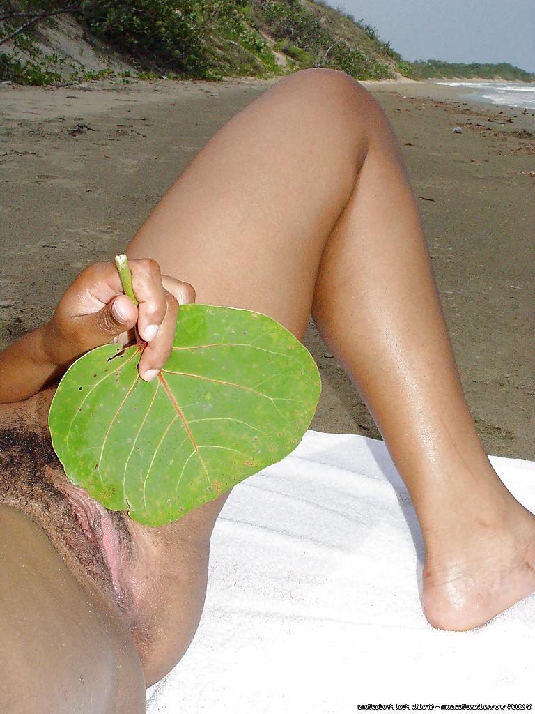 25P Chole displaying her ebony pussy on the beach - set 3
