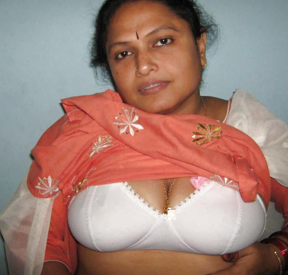25P Desi Aunty Bhabi