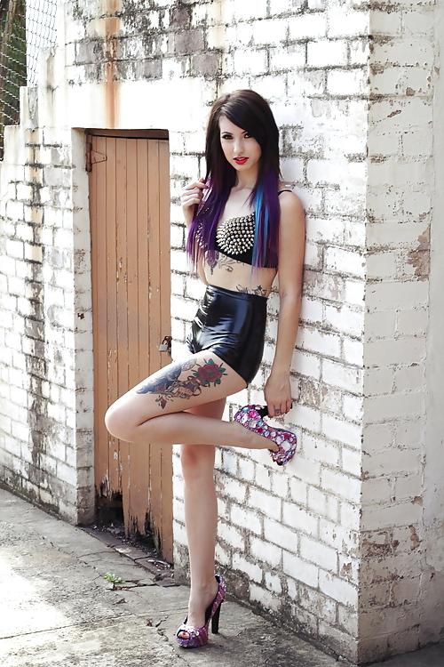 25P How a woman should to dress up?