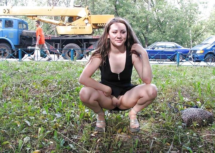 15P Sexy flashing girl next to bussy road