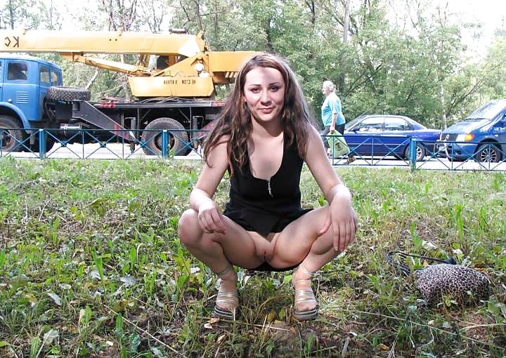 15P Sexy flashing girl next to bussy road