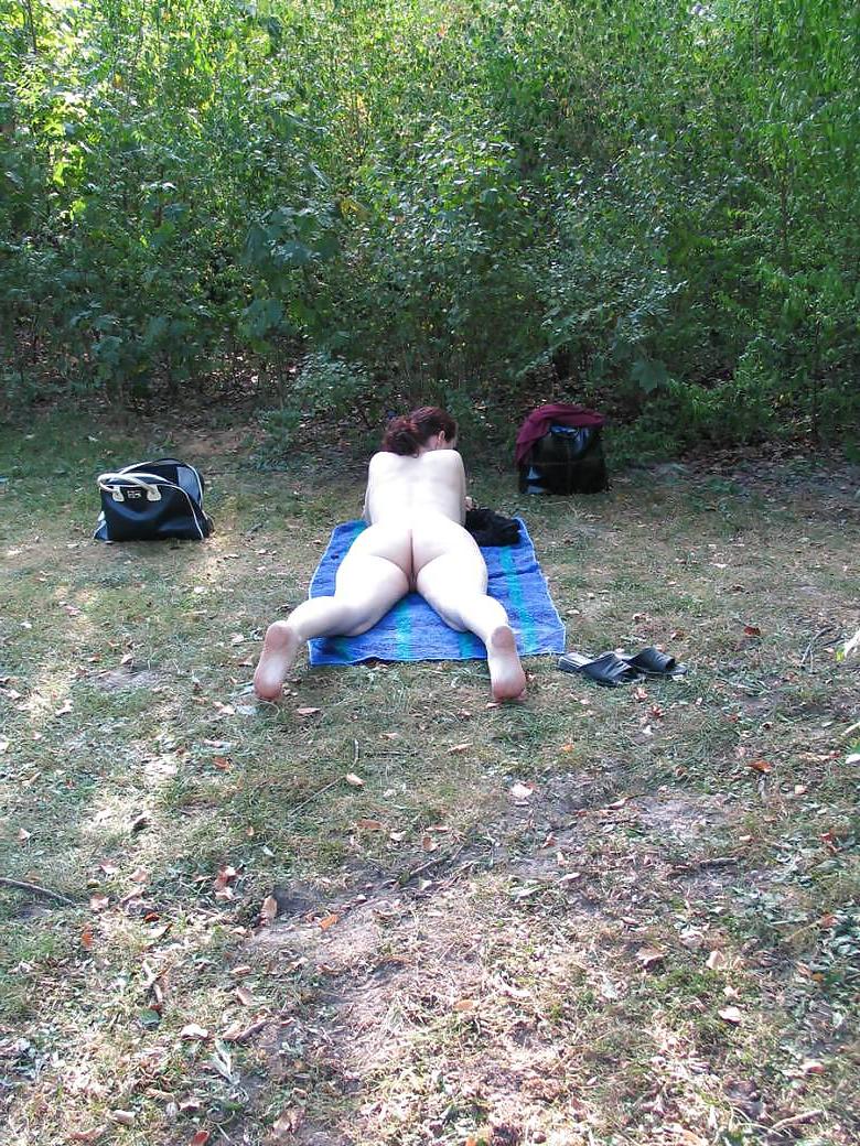 20P Milf Woman - Big aNd White Ass - Outdoor