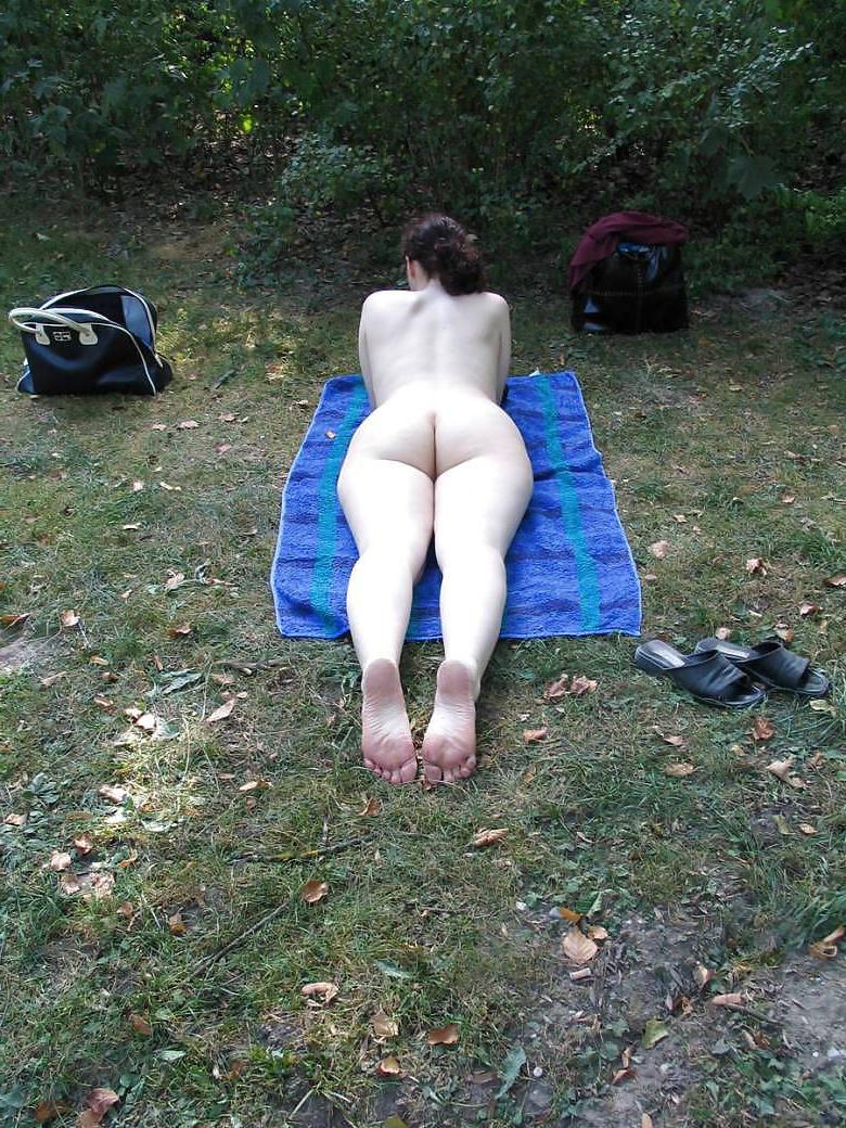 20P Milf Woman - Big aNd White Ass - Outdoor